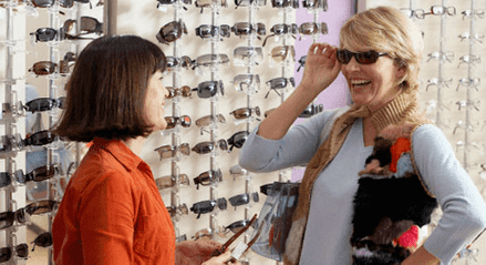 Centro Óptico Deus mujeres probando gafas