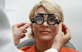 Centro Óptico Deus mujer en examen visual